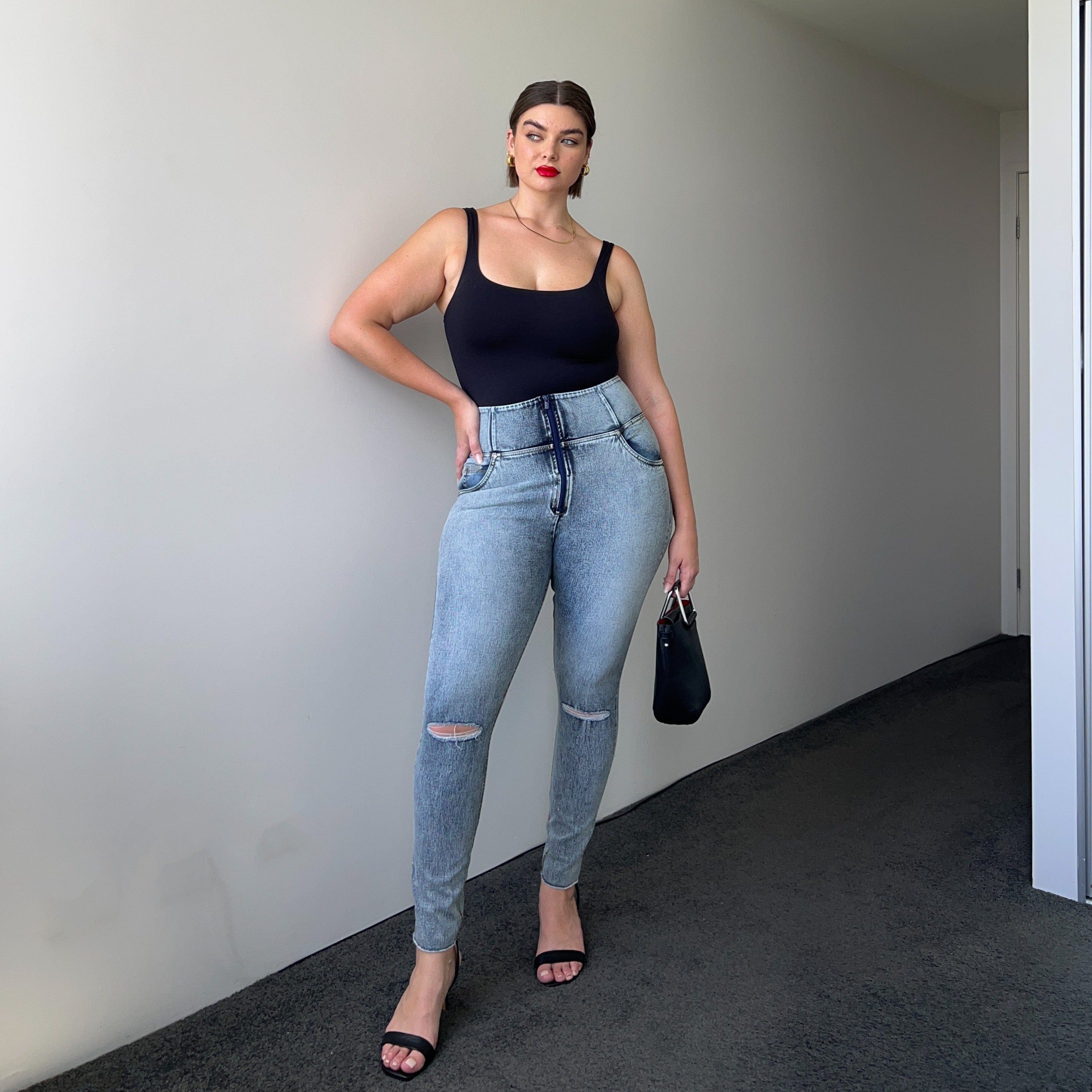 بنطلون جينز WR.UP® ضيق وممزق بتصميم كيرفي - خصر مرتفع - طول كامل - لون أزرق فاتح مع خياطة صفراء