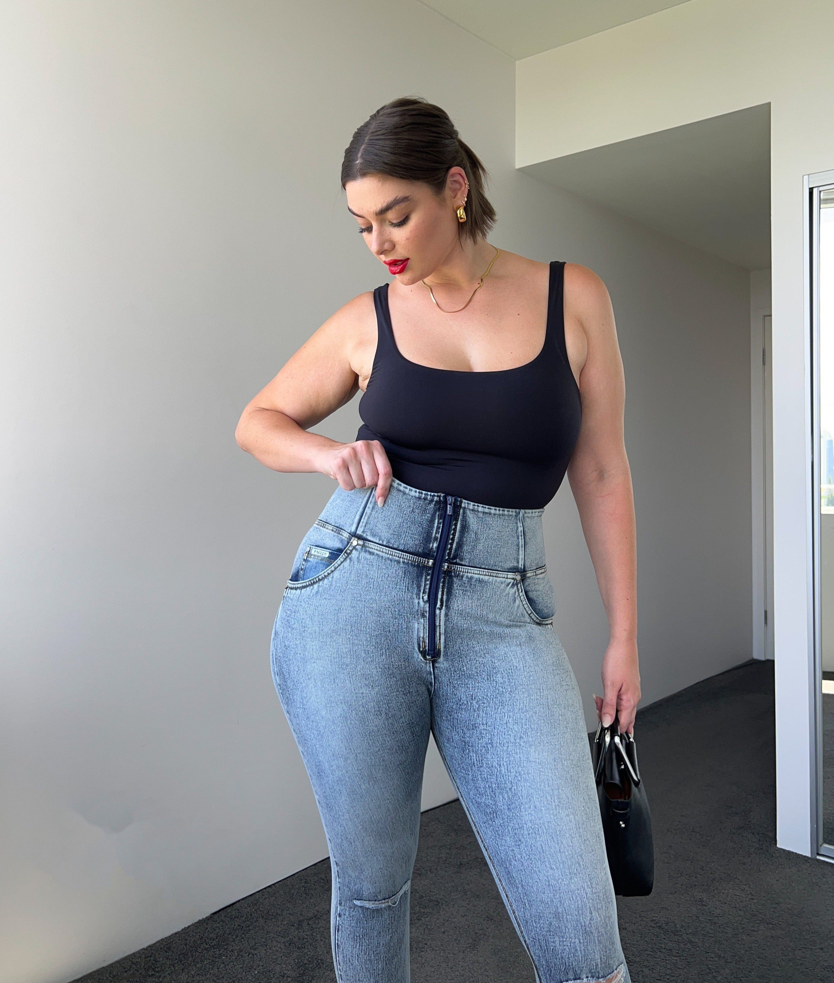 بنطلون جينز WR.UP® ضيق وممزق بتصميم كيرفي - خصر مرتفع - طول كامل - لون أزرق فاتح مع خياطة صفراء