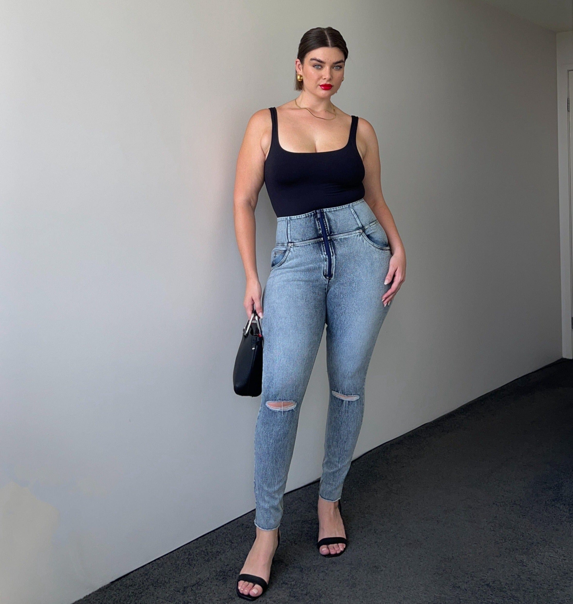 بنطلون جينز WR.UP® ضيق وممزق بتصميم كيرفي - خصر مرتفع - طول كامل - لون أزرق فاتح مع خياطة صفراء