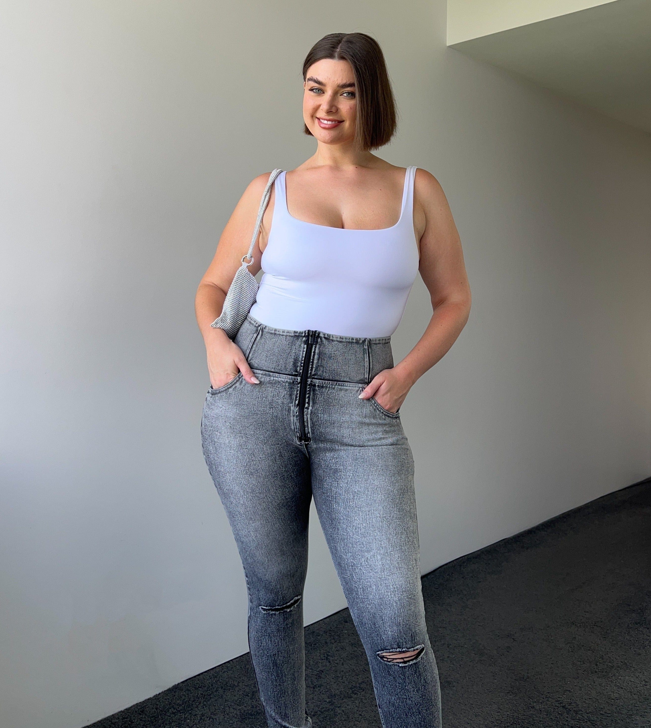 بنطلون جينز WR.UP® ضيق وممزق بتصميم كيرفي - خصر مرتفع - طول كامل - رمادي فاتح مع خياطة رمادية